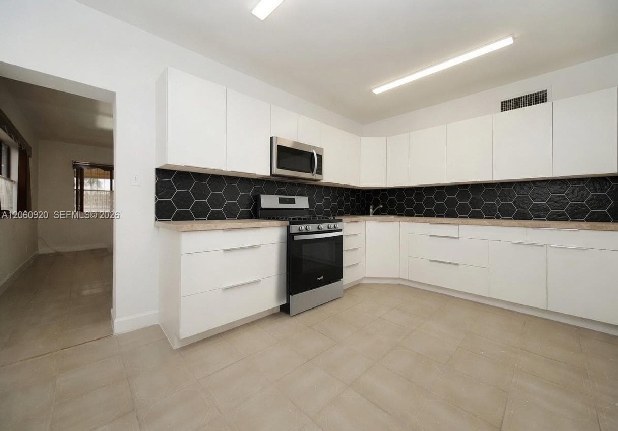 8636 NW 35th Pl, Miami, FL 33147 photo 4