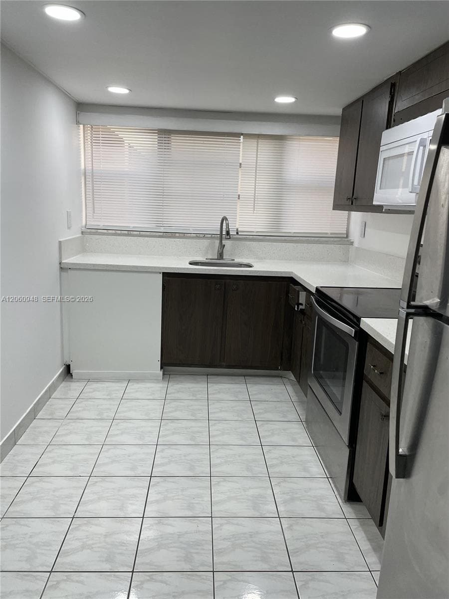 920 NE 199th St # 309-3J, Miami, FL 33179 photo 4
