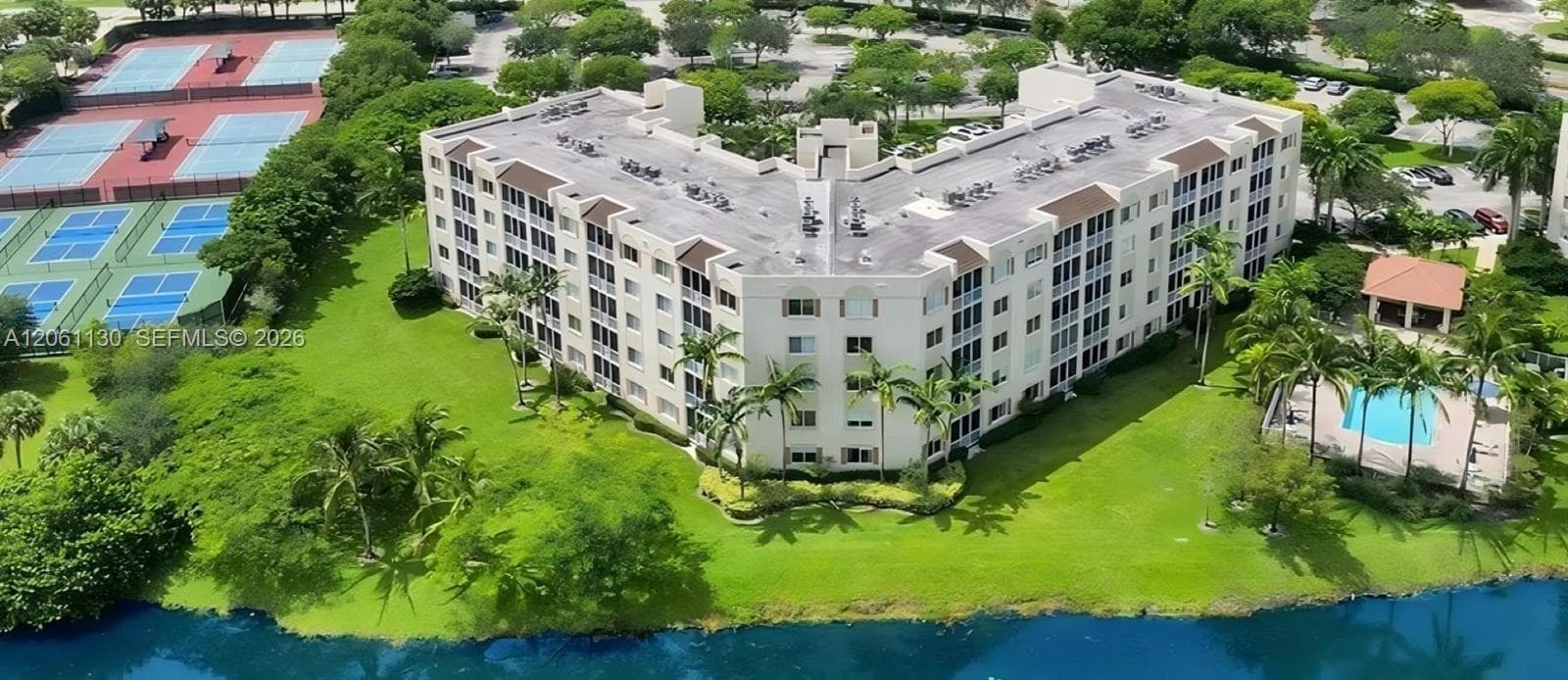 3500 Oaks Clubhouse Dr # 207, Pompano Beach FL 33069 photo 2