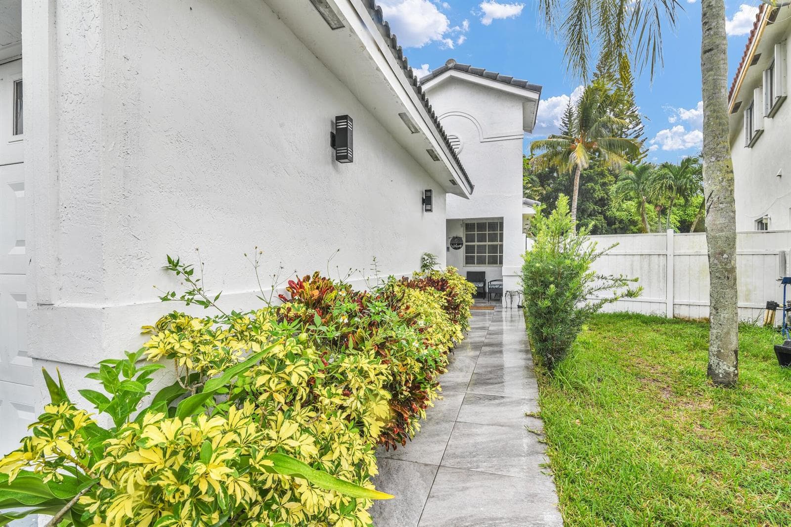 651 SW 176TH Avenue, Pembroke Pines FL 33029 photo 2