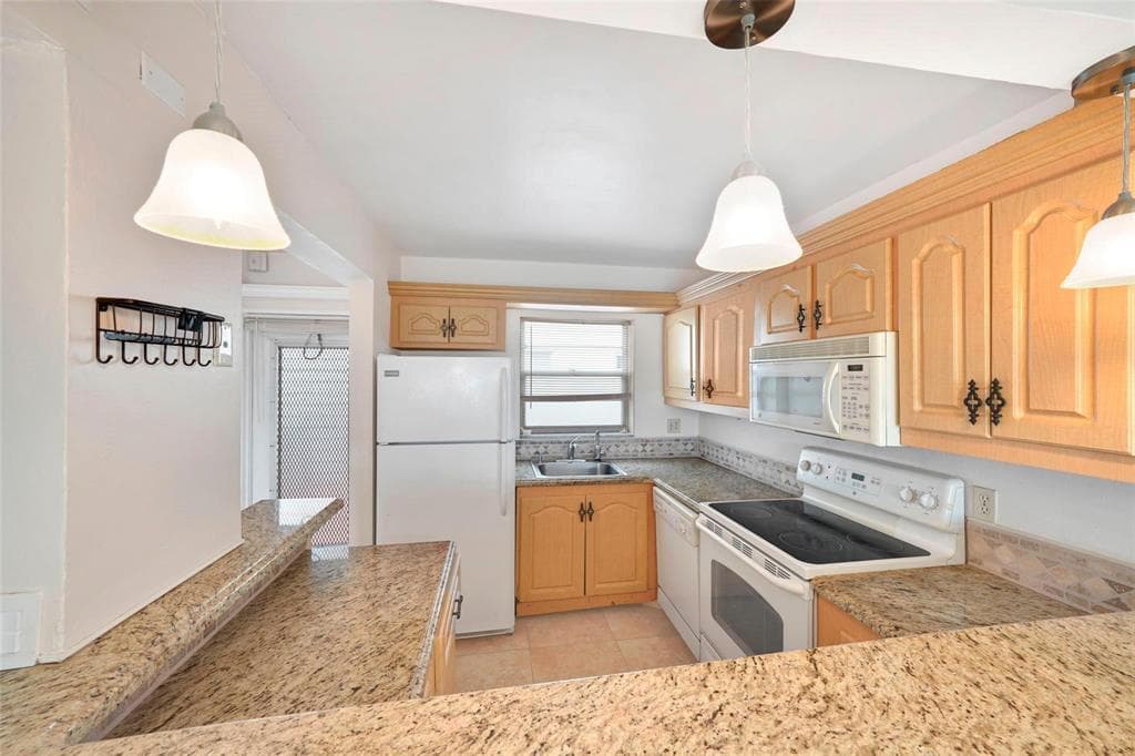 7500 NW 30th Place # 402, Sunrise FL 33313 photo 4