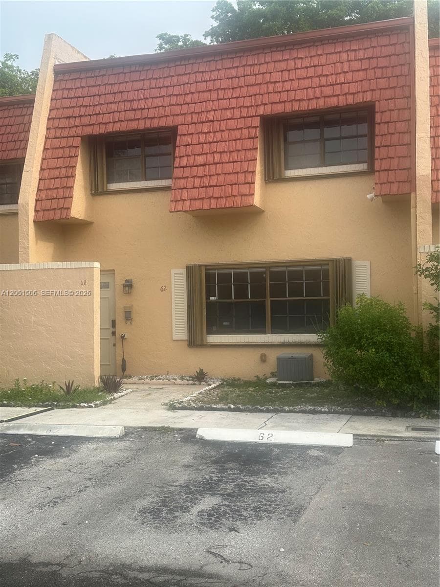 62 Spinning Wheel Ln, Tamarac FL 33319