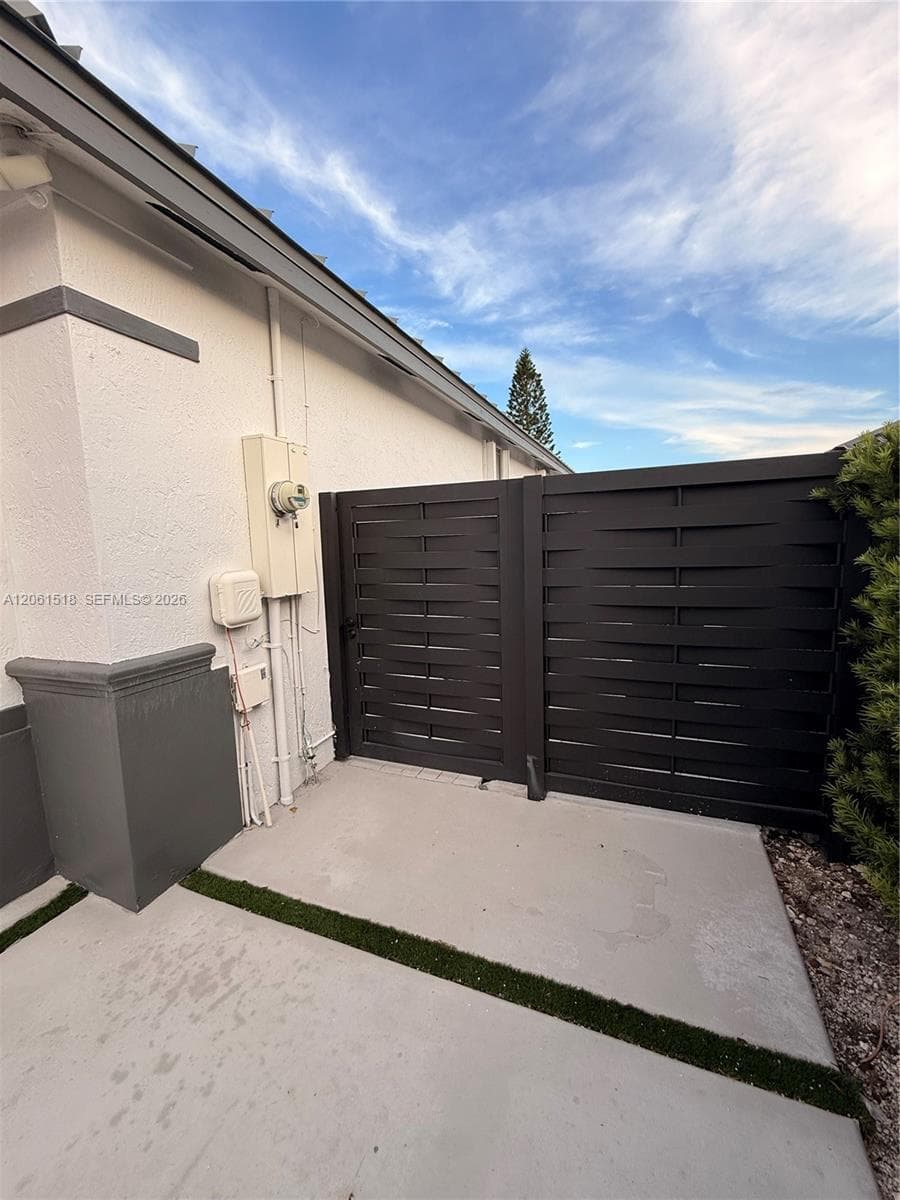 15462 SW 39th St, Miami FL 33185 photo 2