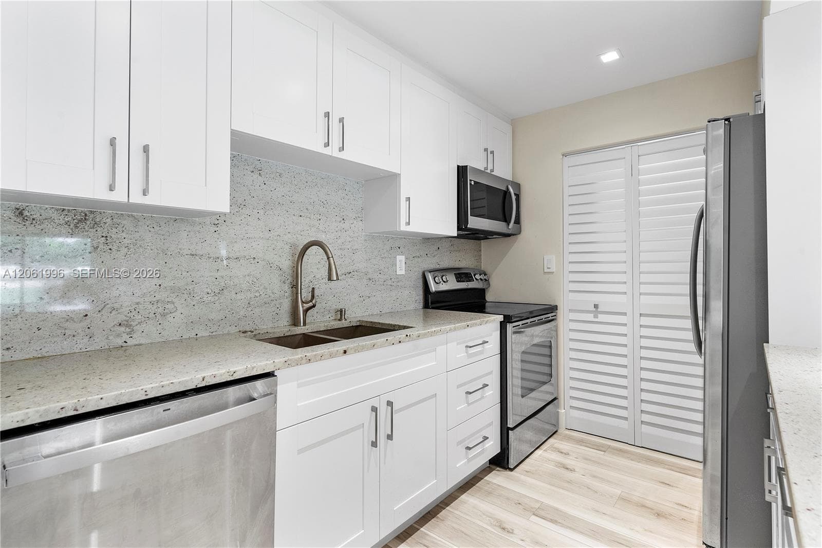 230 Lakeview Dr # 106, Weston FL 33326 photo 4
