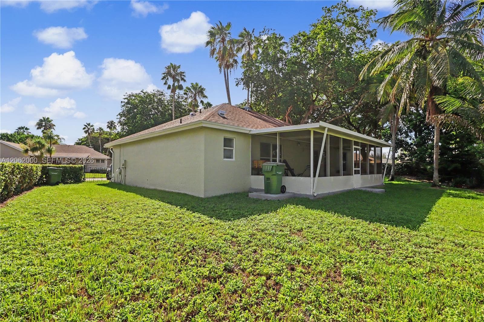 572 SE 18th Dr, Homestead FL 33033 photo 2