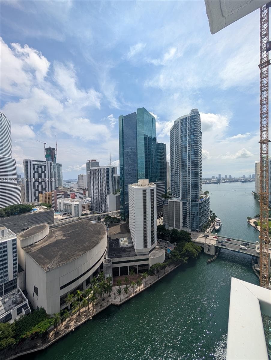 31 SE 5 # 3002, Miami FL 33131