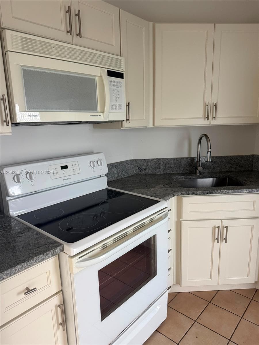 1021 Crystal Lake Dr # 304, Deerfield Beach FL 33064 photo 5
