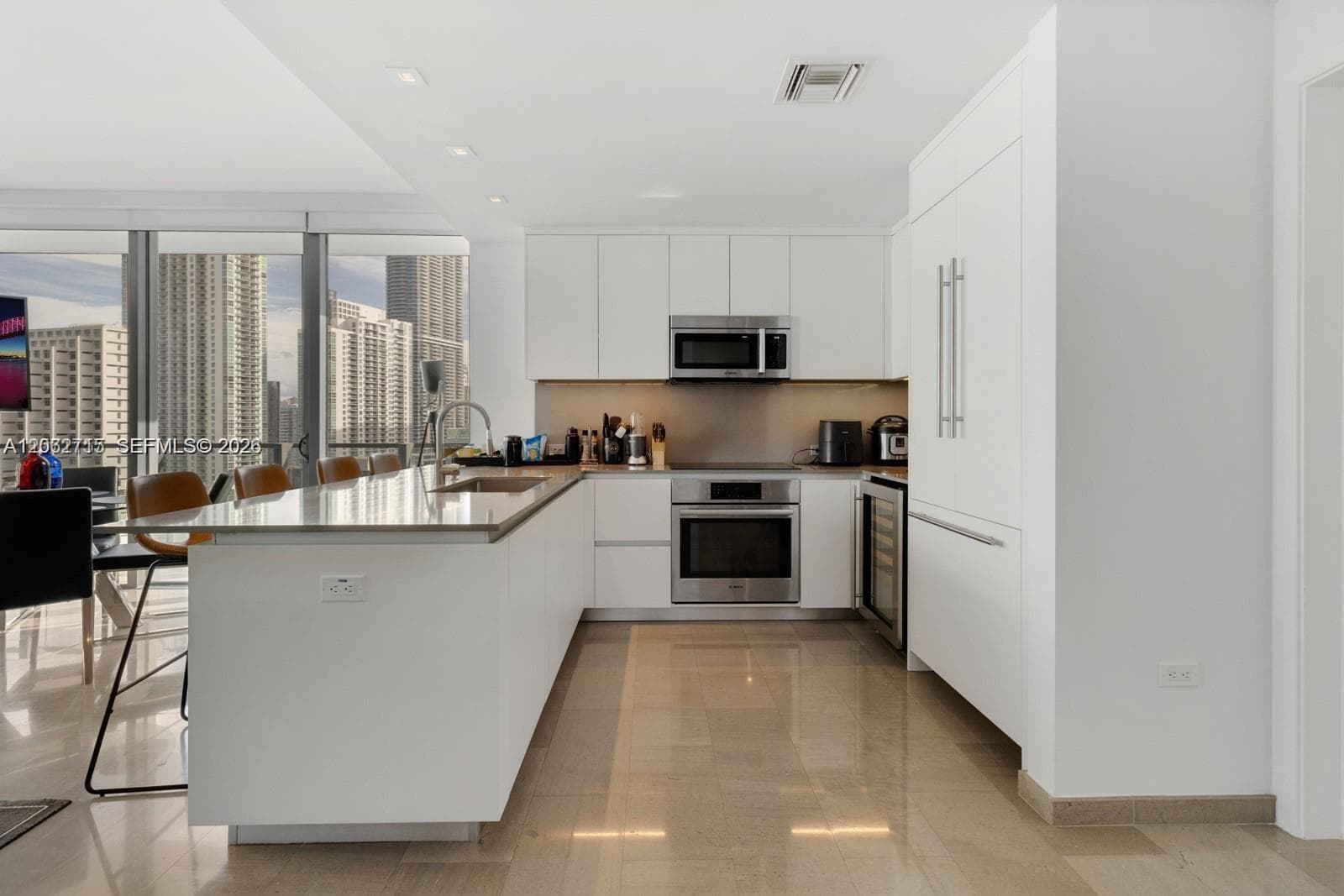 68 SE 6th St # 2101, Miami FL 33131 photo 2