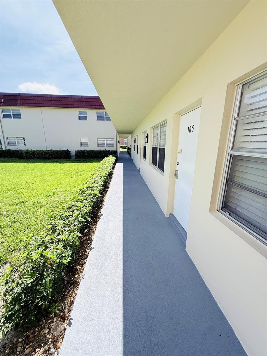 40 WOODLAND Drive # 105, Vero Beach FL 32962 photo 2