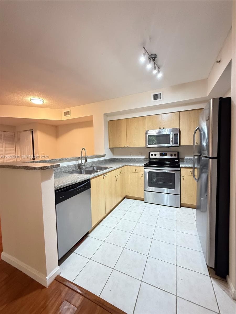 7940 N Nob Hill Rd # 204, Tamarac FL 33321 photo 2