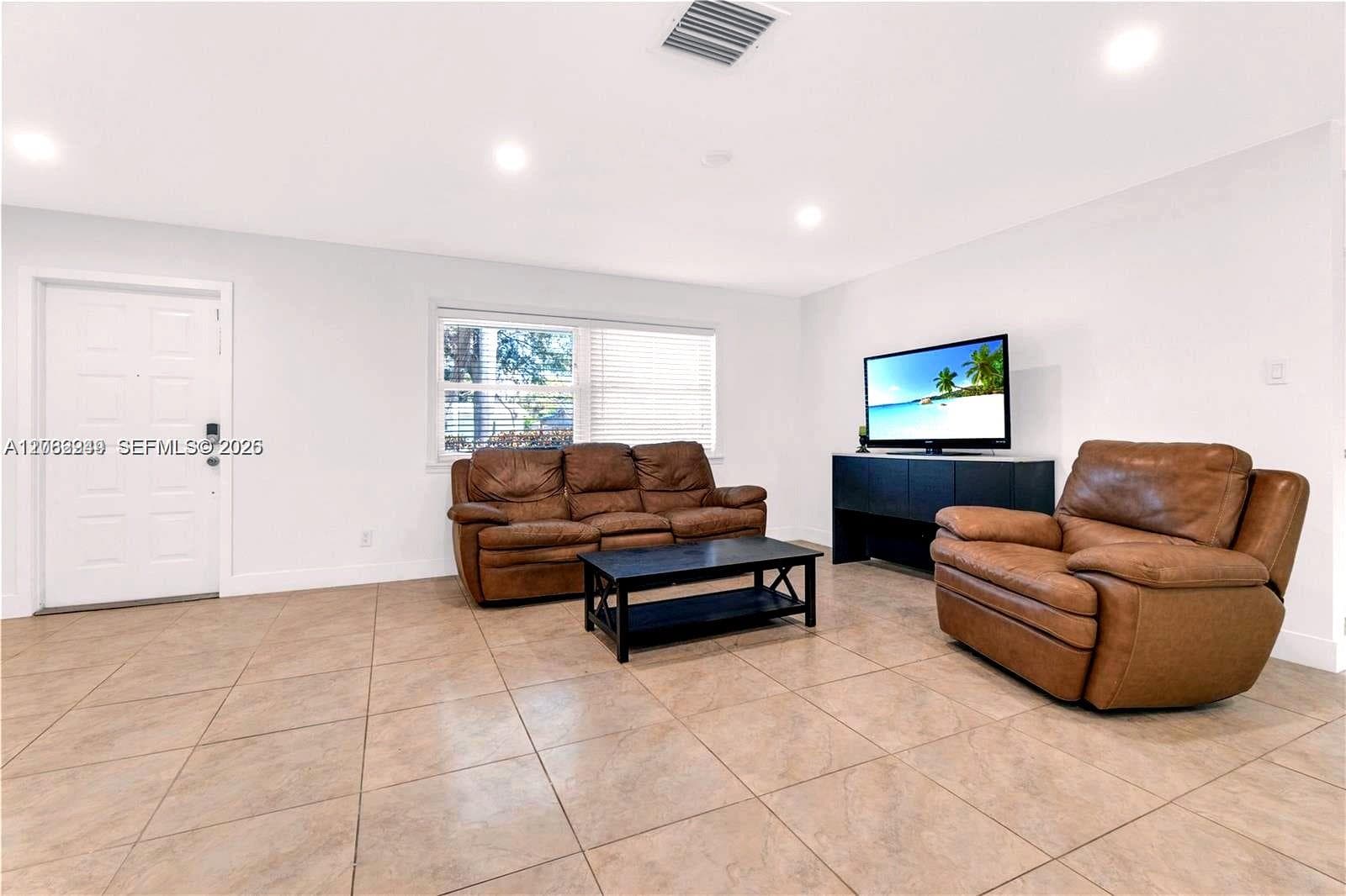 806 NE 4th St, Hallandale Beach FL 33009 photo 5