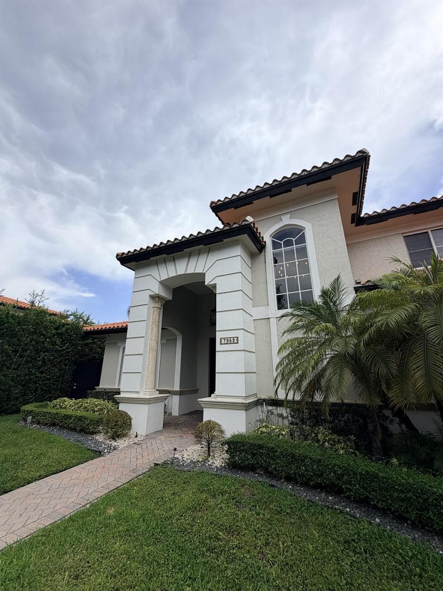 7952 NW 161ST Terrace, Miami Lakes FL 33016 photo 2