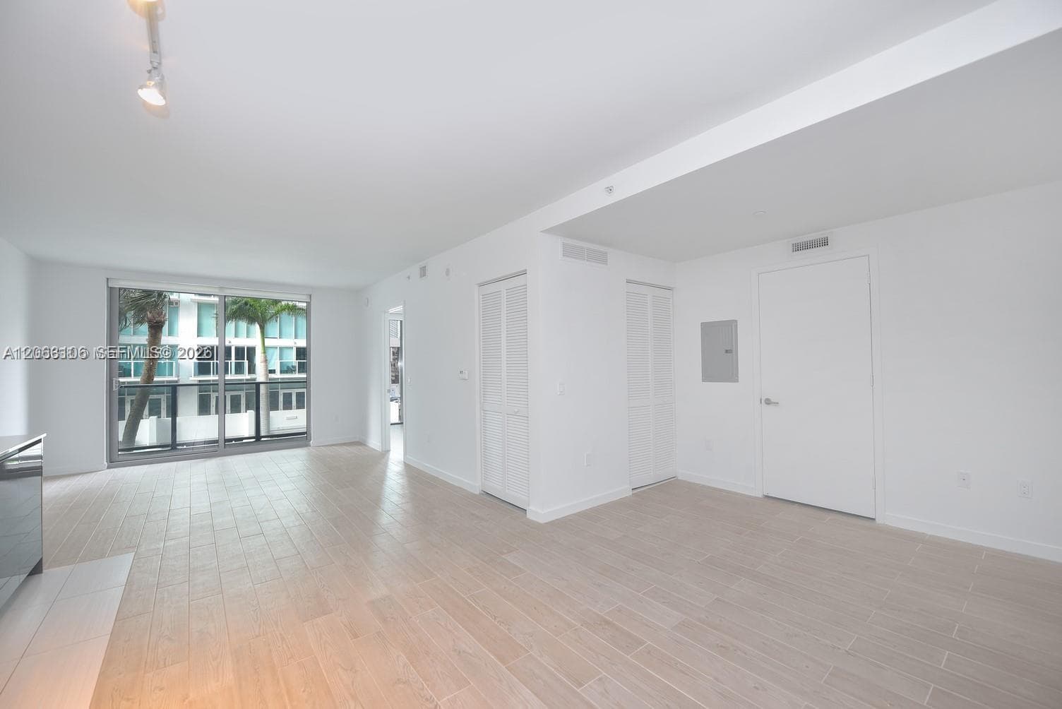 31 SE 6th St # 406, Miami FL 33131 photo 2