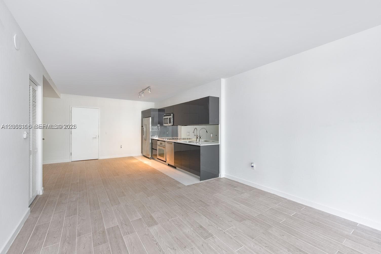 31 SE 6th St # 406, Miami FL 33131 photo 3
