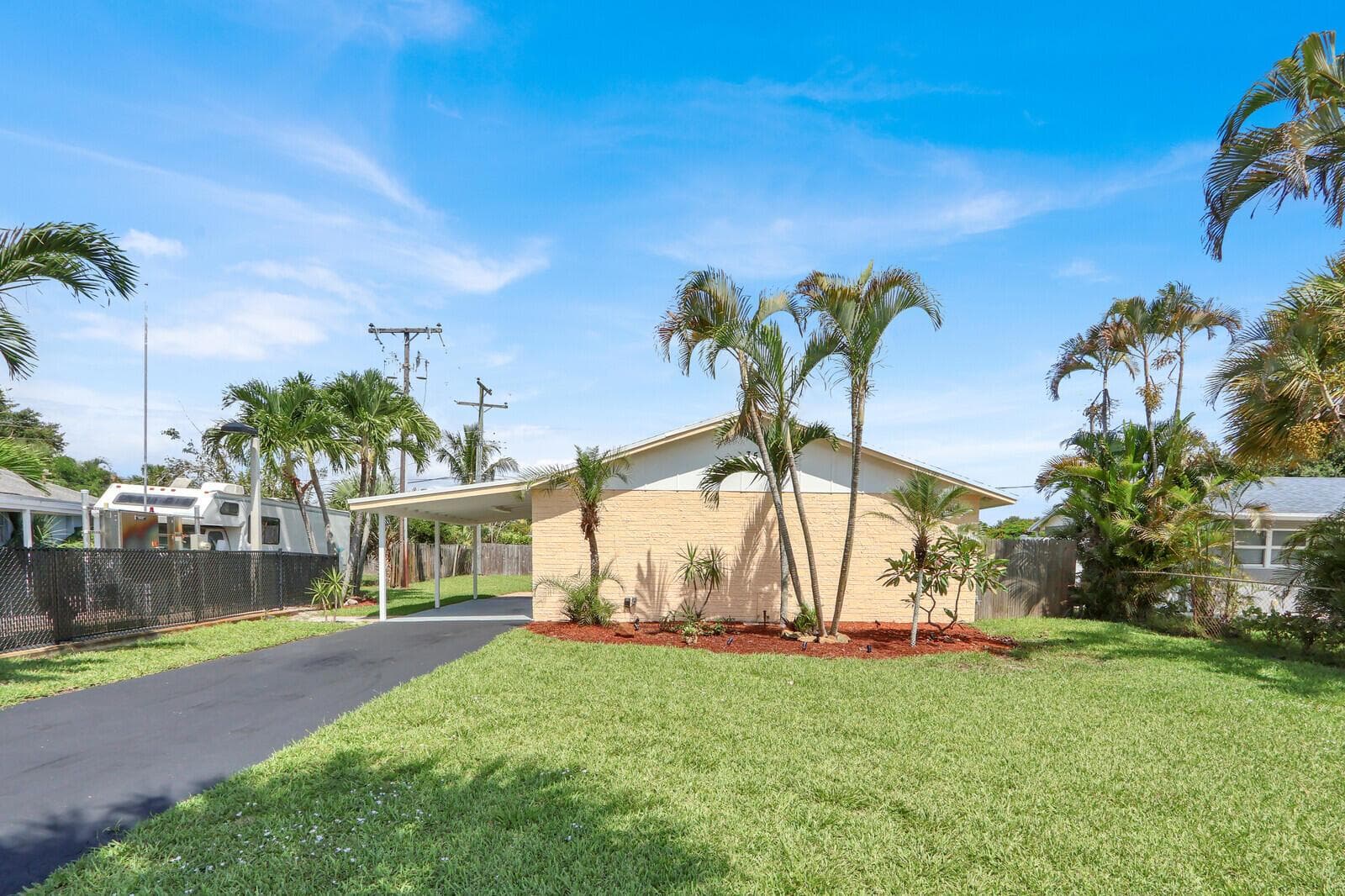 357 Garden Boulevard, Palm Beach Gardens FL 33410 photo 3