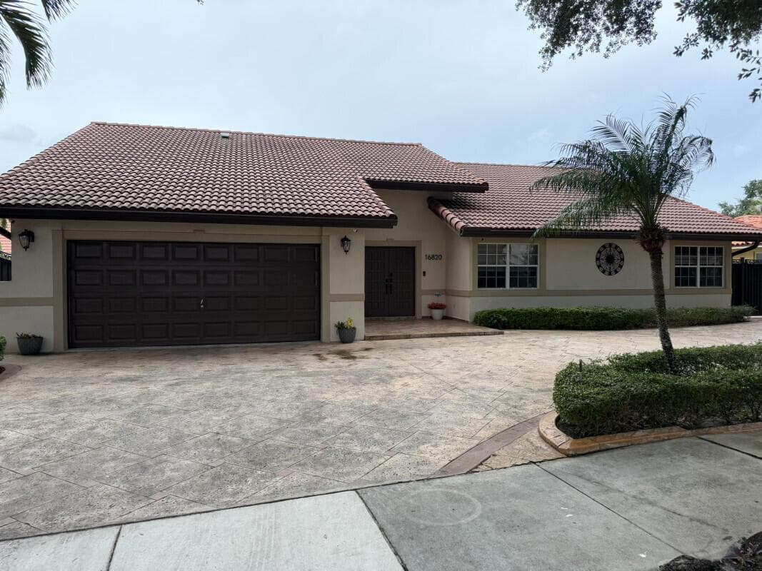 16820 NW 80th Court, Hialeah FL 33016 photo 2