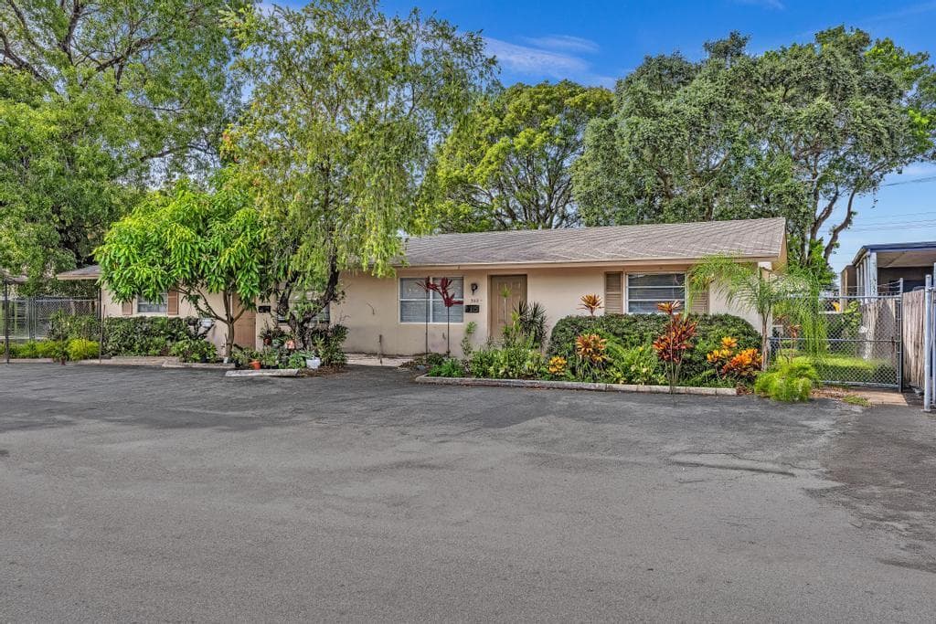 560-564 NE 35th Street, Oakland Park FL 33334 photo 2