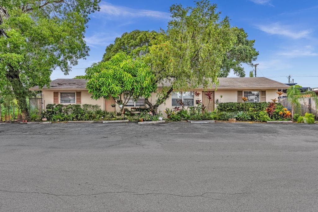 560-564 NE 35th Street, Oakland Park FL 33334