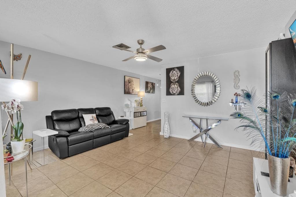 560-564 NE 35th Street, Oakland Park FL 33334 photo 4