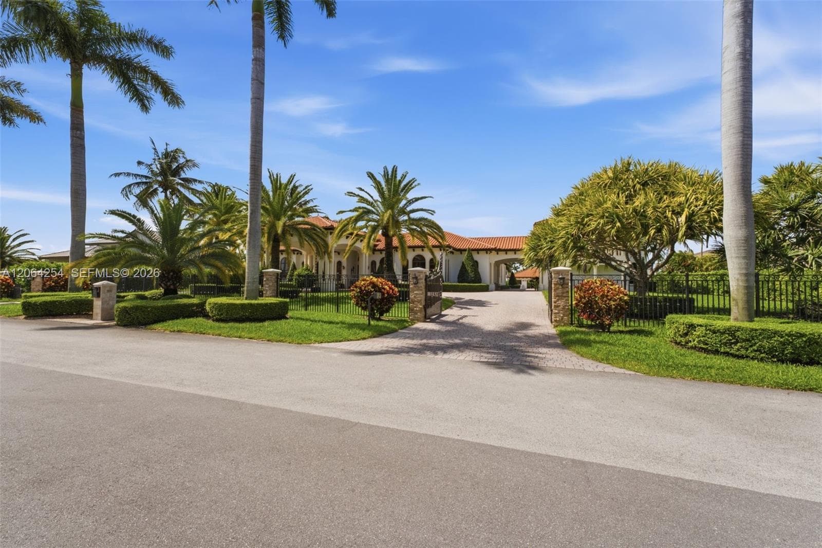 10181 NW 131st St, Hialeah Gardens FL 33018 photo 2