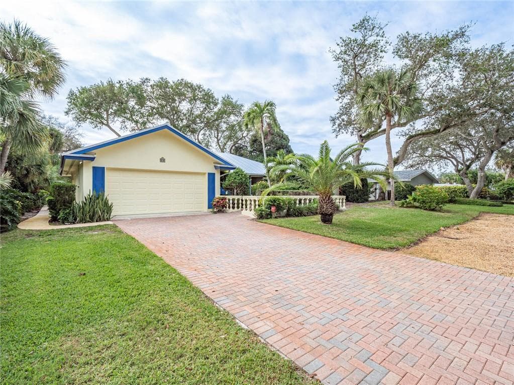 626 Honeysuckle Lane, Vero Beach FL 32963 photo 2