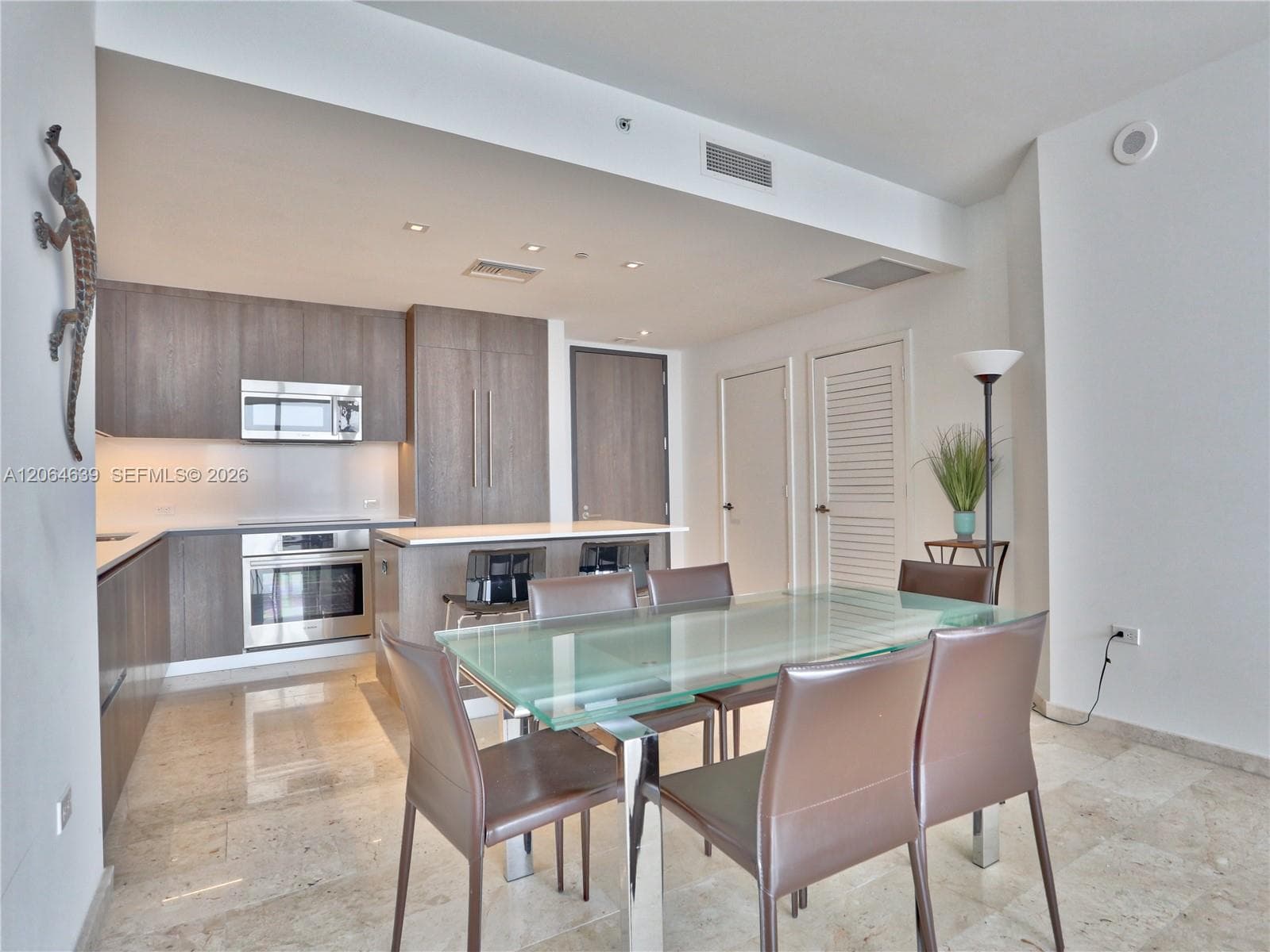 88 SW 7th St # 3805, Miami FL 33130 photo 2