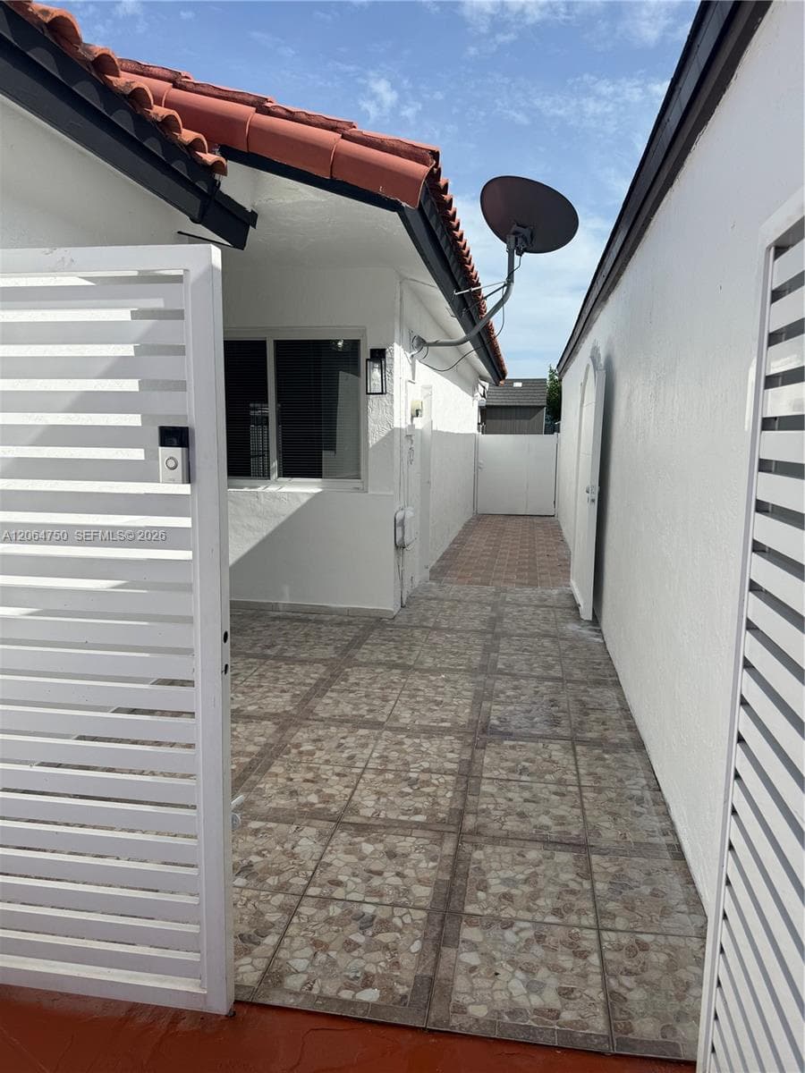 2854 W 75th Ter, Hialeah FL 33018 photo 3