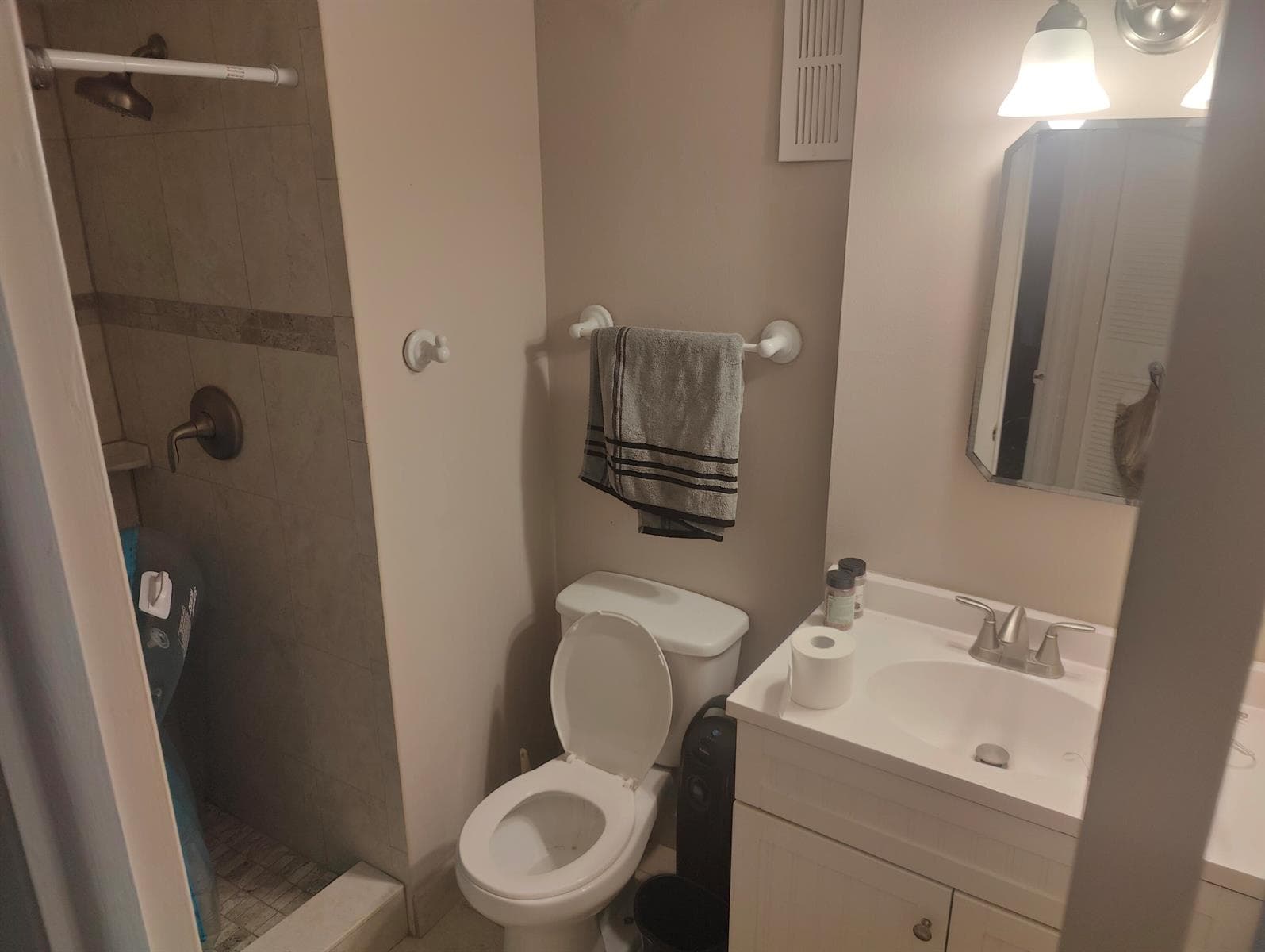 500 EXECUTIVE CENTER Drive # 2A, West Palm Beach FL 33401 photo 4