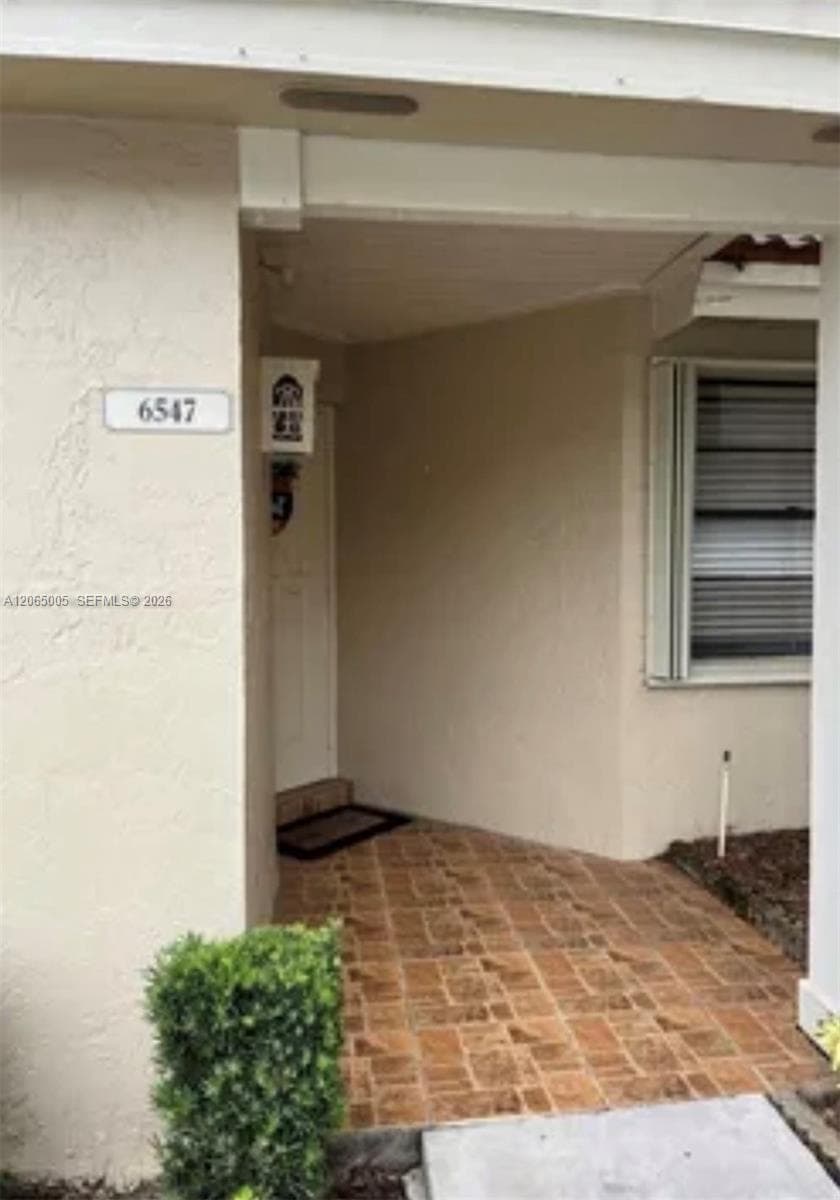 6547 NW 170th Ter, Hialeah FL 33015 photo 3