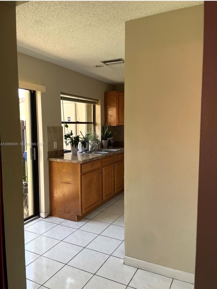 6547 NW 170th Ter, Hialeah FL 33015 photo 5