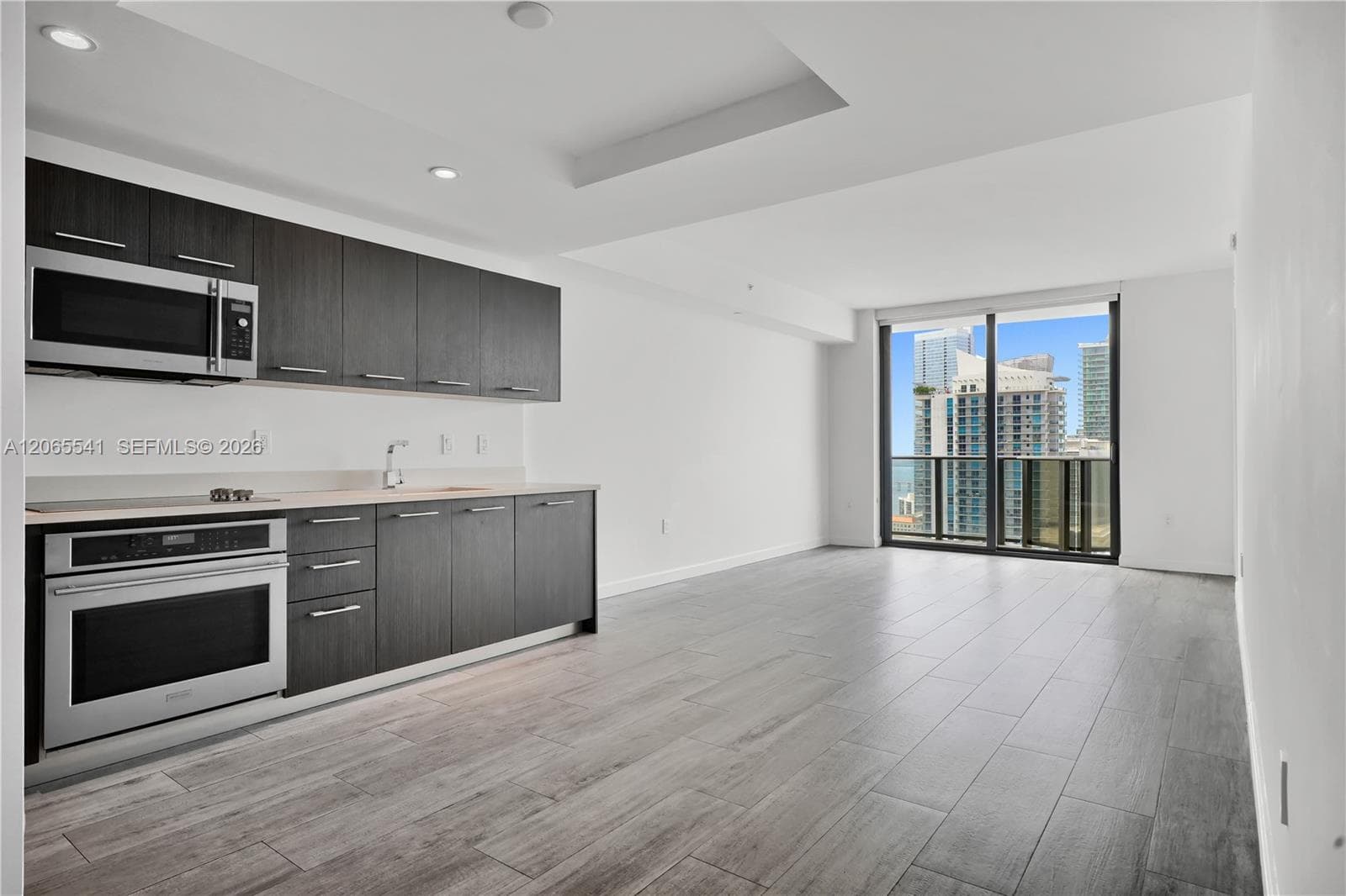 55 SW 9th St # 3504, Miami FL 33130 photo 2