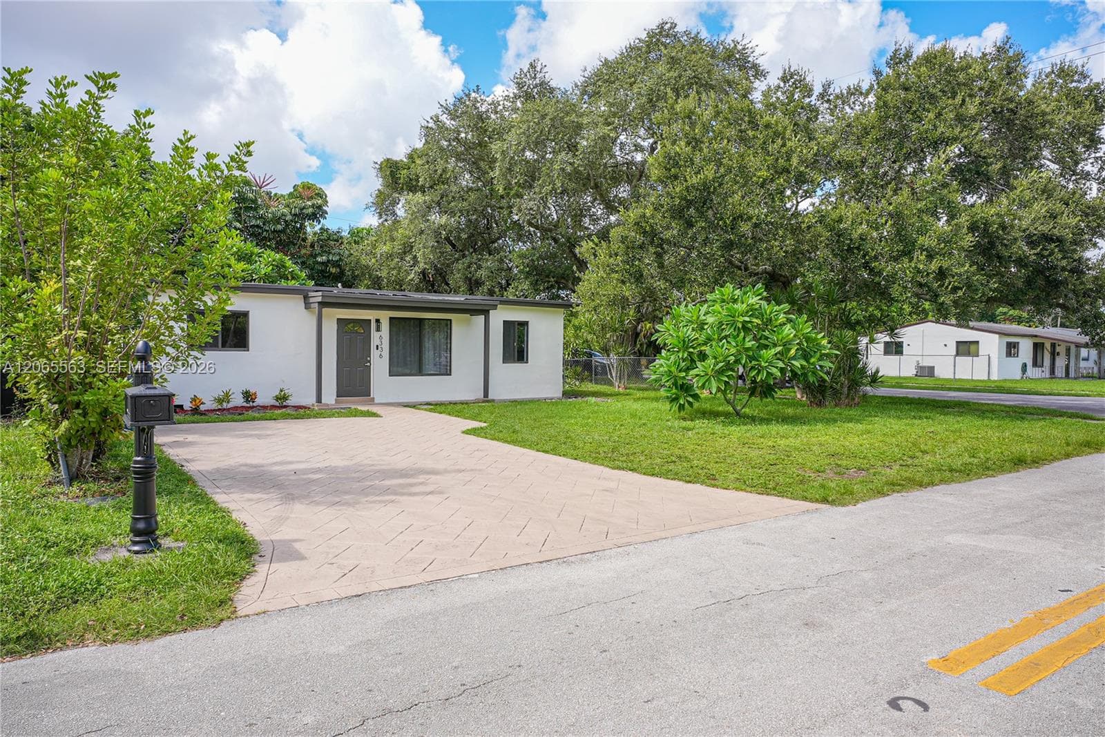 6336 Garfield St, Hollywood FL 33024 photo 2