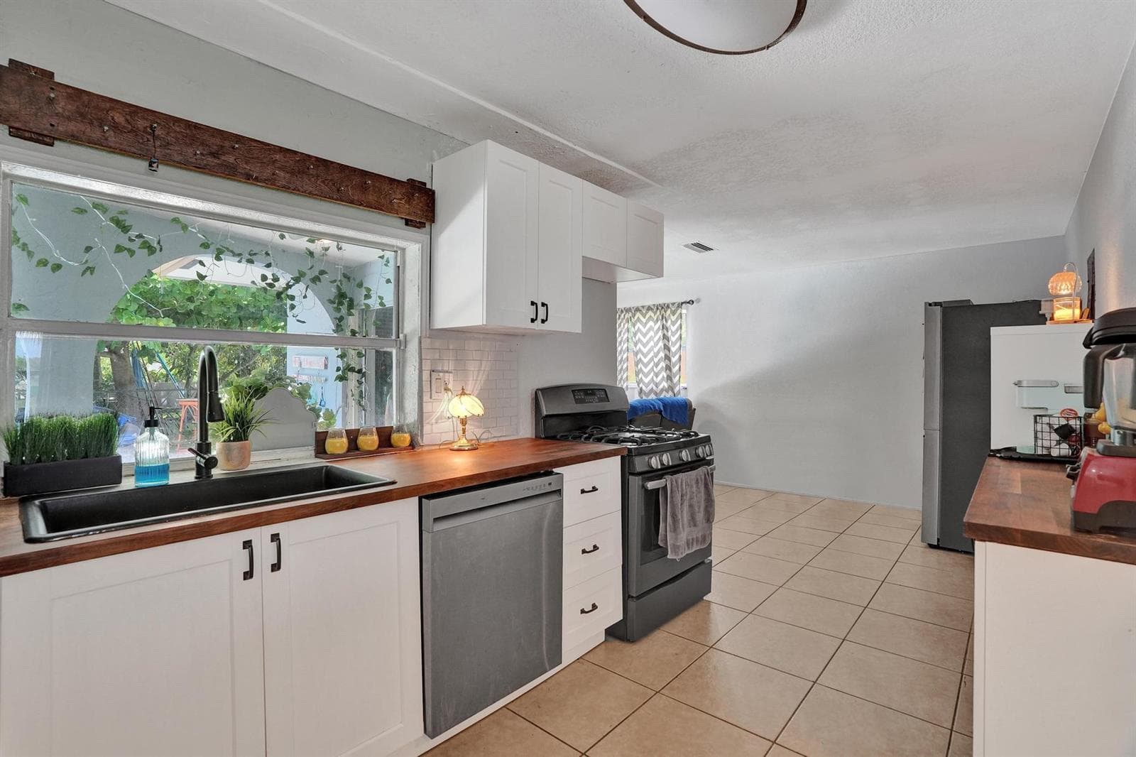 2161 NW 84TH Way, Sunrise FL 33322 photo 4