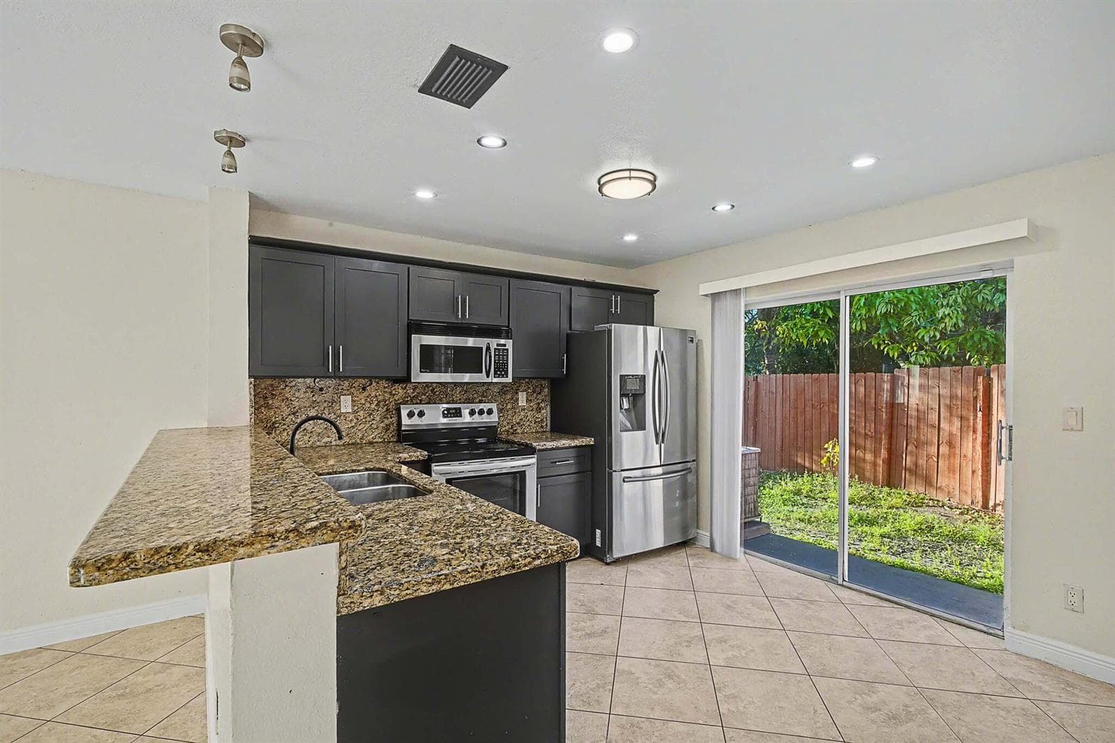 5789 WOODLAND POINT Drive, Tamarac FL 33319 photo 2