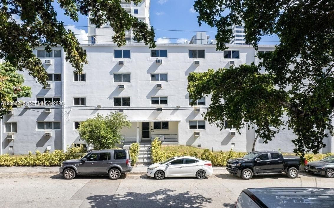 143 SW 9th St # 310, Miami FL 33130