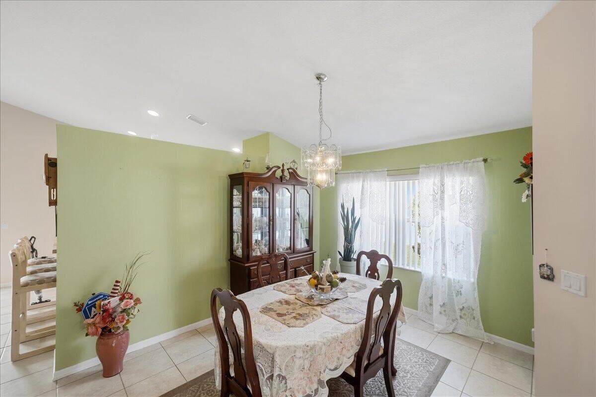 401 SW Lake Forest Way, FL 34986 photo 4