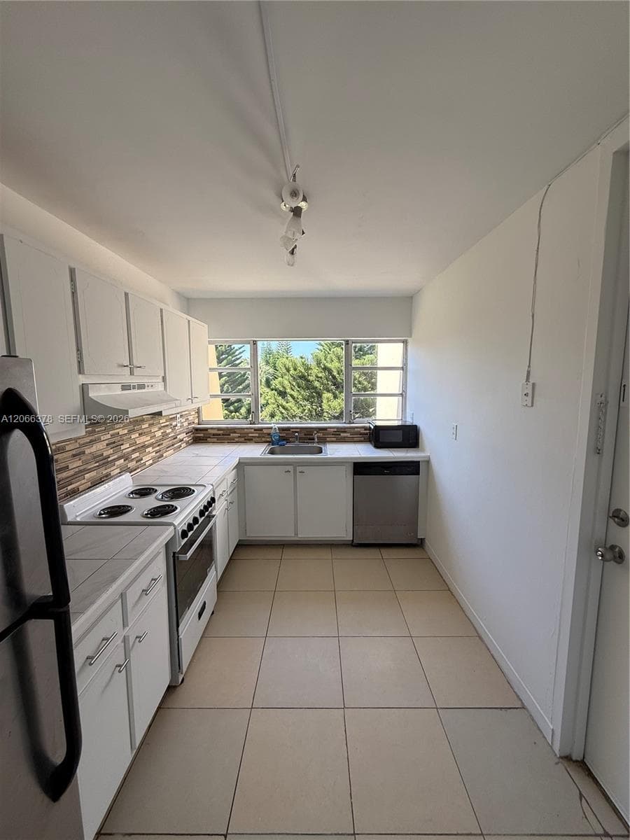 952 NE 199th St # 4K, Miami FL 33179