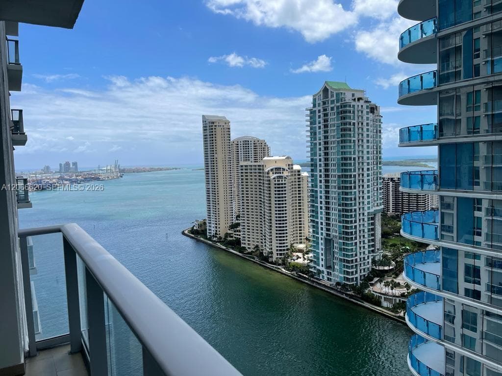 300 S Biscayne Blvd # T-2804, Miami FL 33131