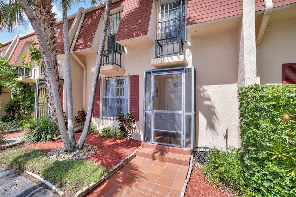 1001 THREE ISLANDS Boulevard # 36, Hallandale Beach FL 33009