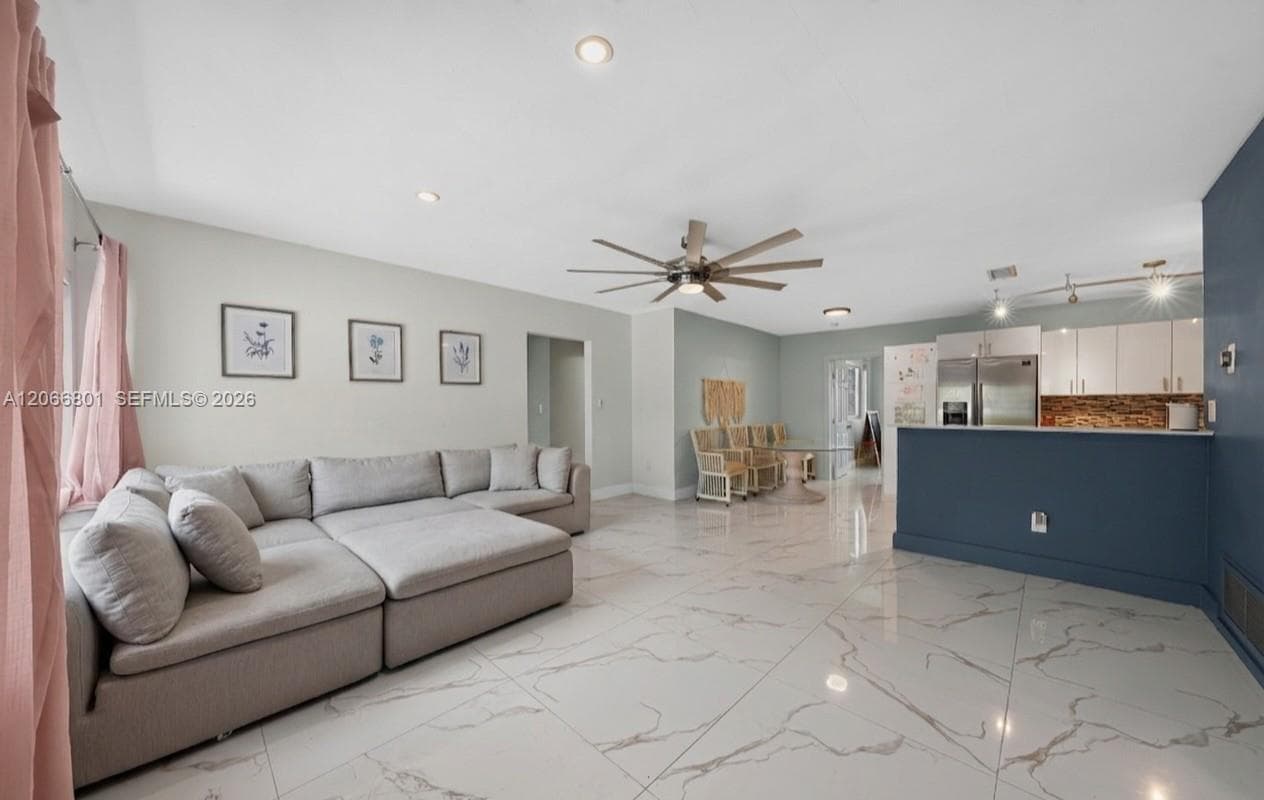 7304 Mckinley St, Hollywood FL 33024 photo 3