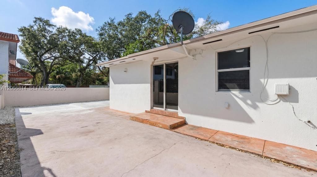 3072 NW 14th St # REAR, Miami, FL 33125