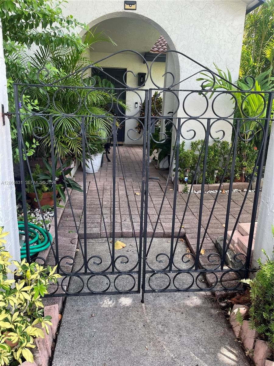 17919 NW 66th Ct, Hialeah FL 33015 photo 3