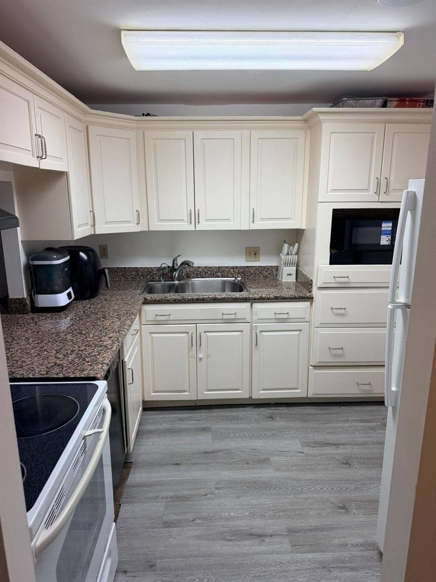480 EXECUTIVE CENTER Drive # 3H, West Palm Beach FL 33401 photo 3