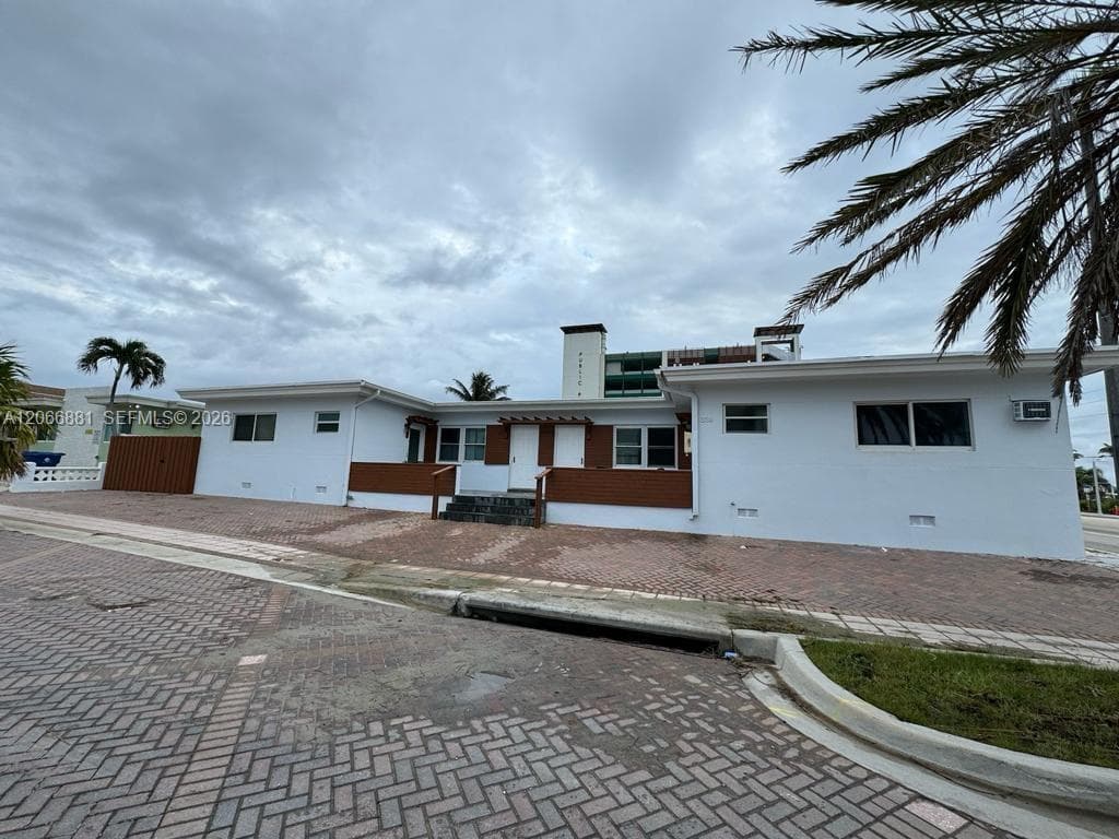 338 Roosevelt St # 1004, Hollywood, FL 33019 photo 2