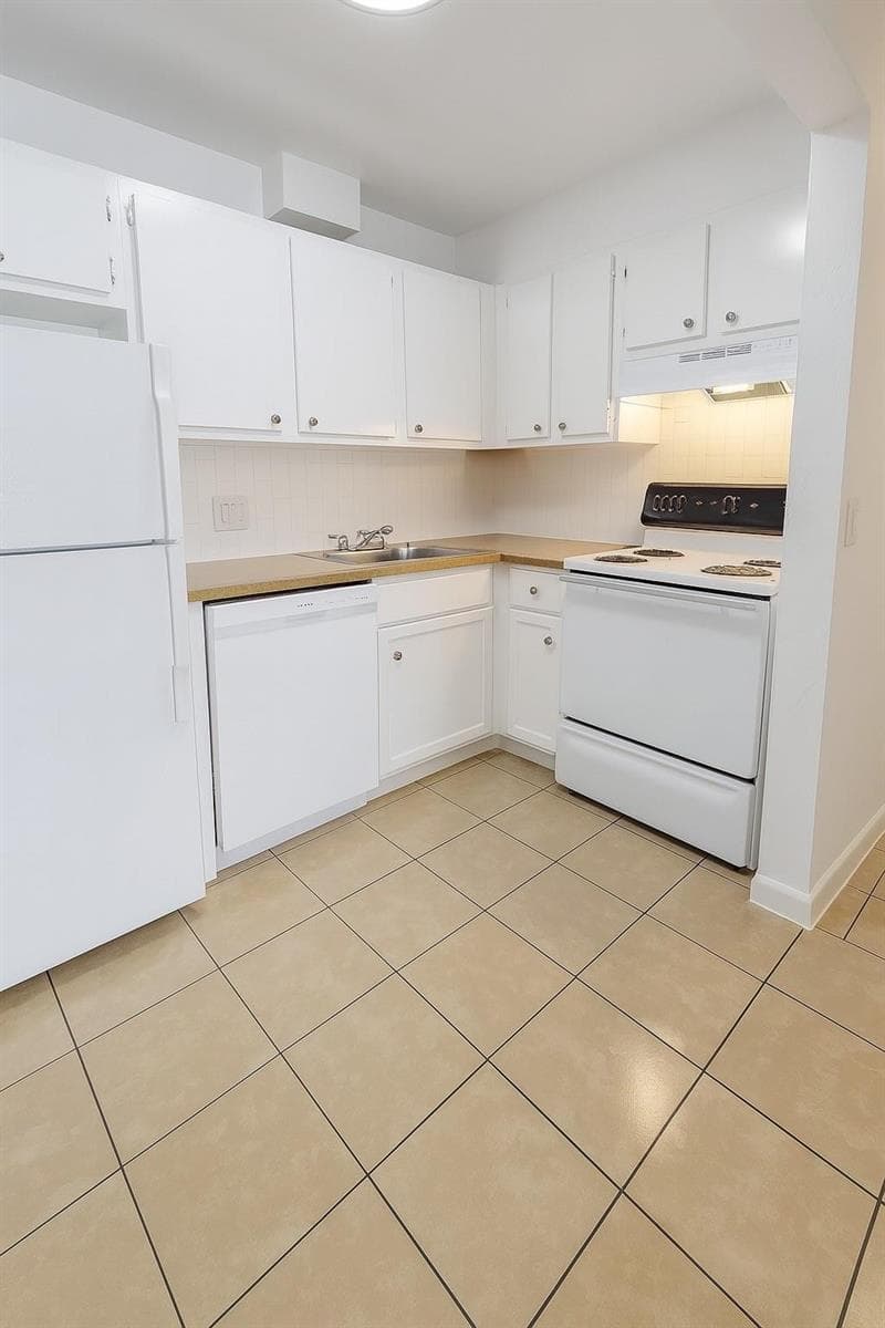 1151 NE 17th Court Apt 27, Fort Lauderdale FL 33305 photo 2