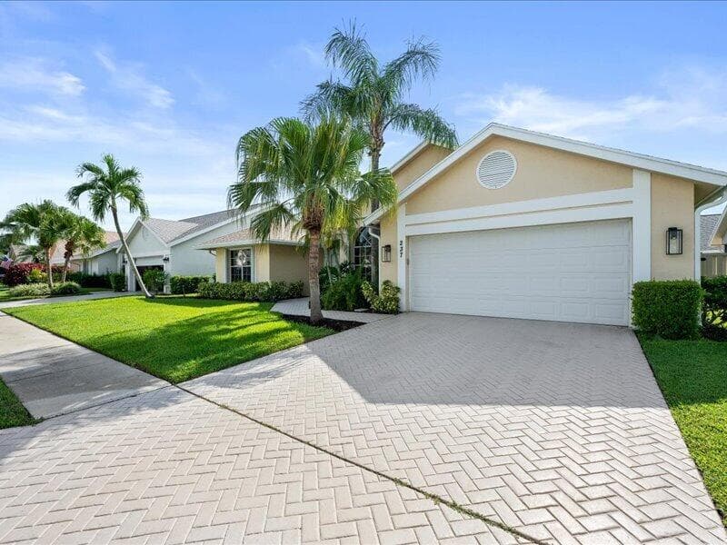 237 W MOCCASIN Trail W, Jupiter FL 33458