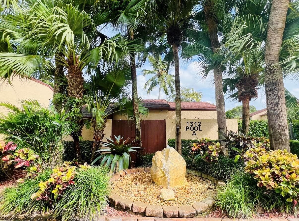 206 Lakeview Drive E, Royal Palm Beach FL 33411 photo 2