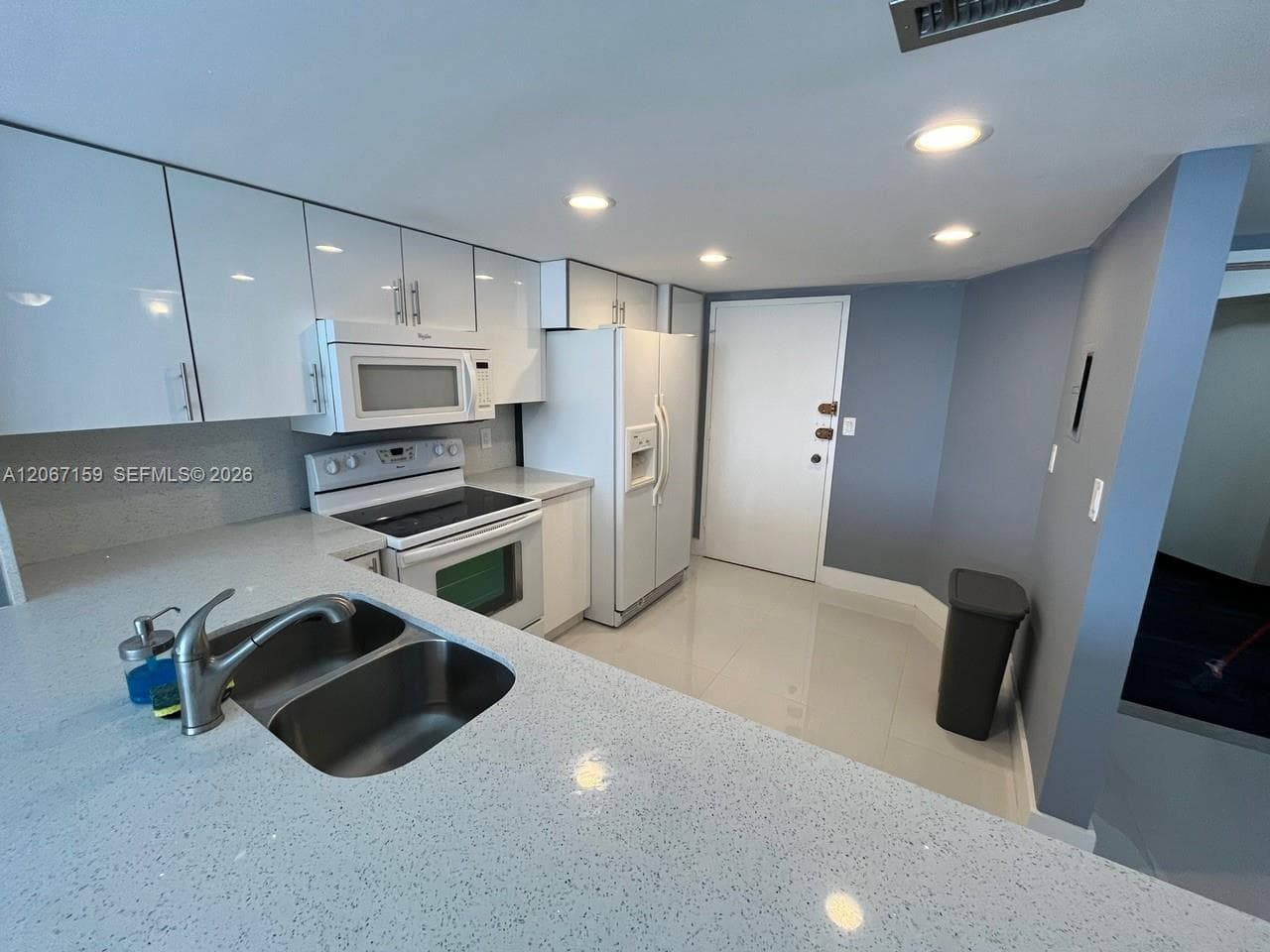 1351 NE Miami Gardens Dr # 422E, Miami FL 33179 photo 2