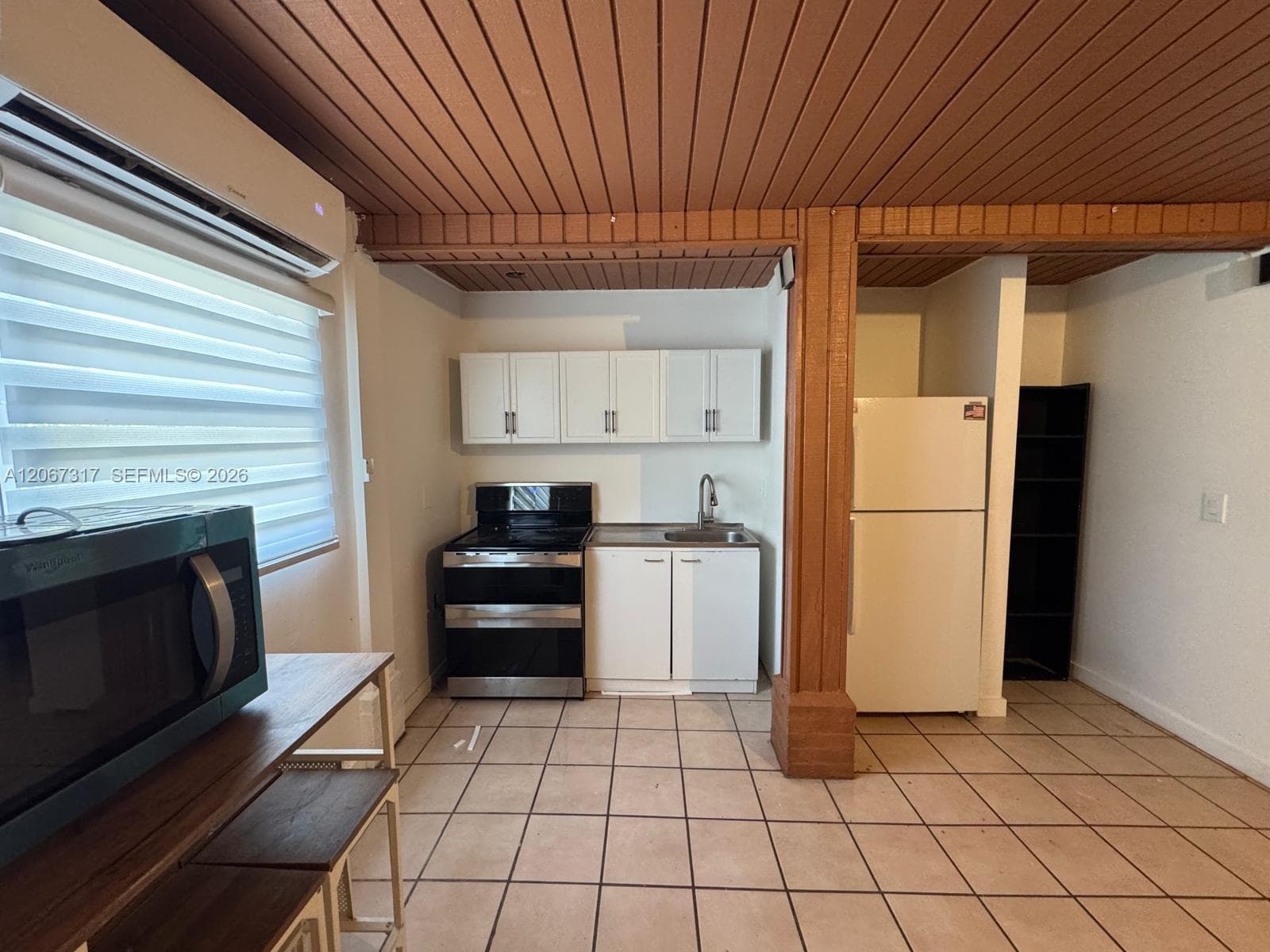 5950 NW 114th St- Efficiency 1,, Hialeah FL 33012 photo 2
