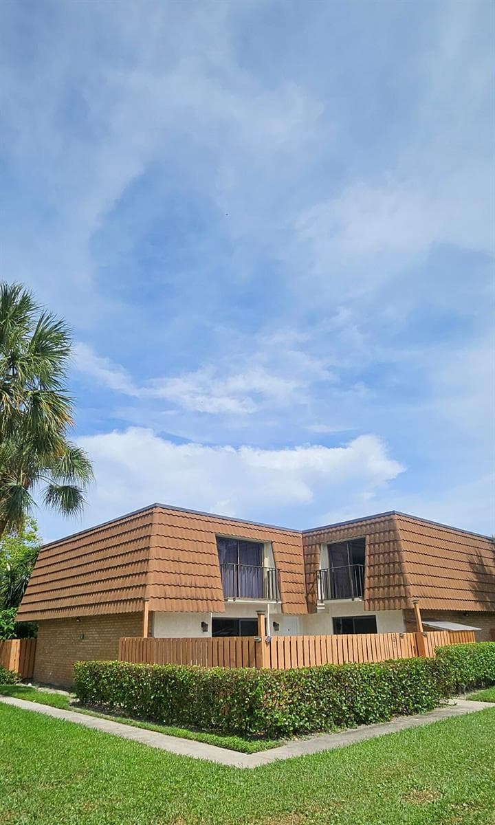 141 Heritage Way SE, West Palm Beach FL 33407